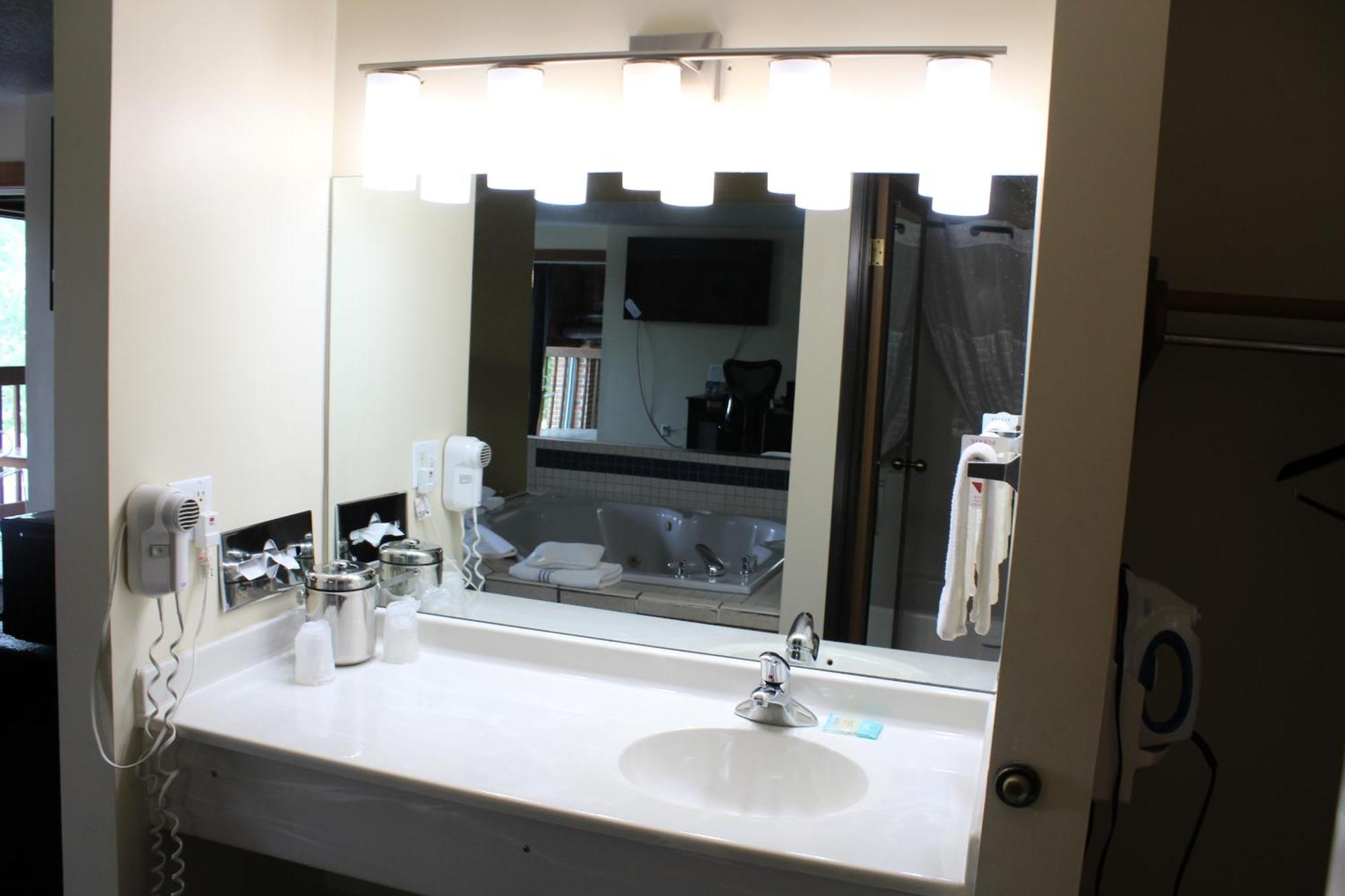 American Inn And Suites Ionia エクステリア 写真